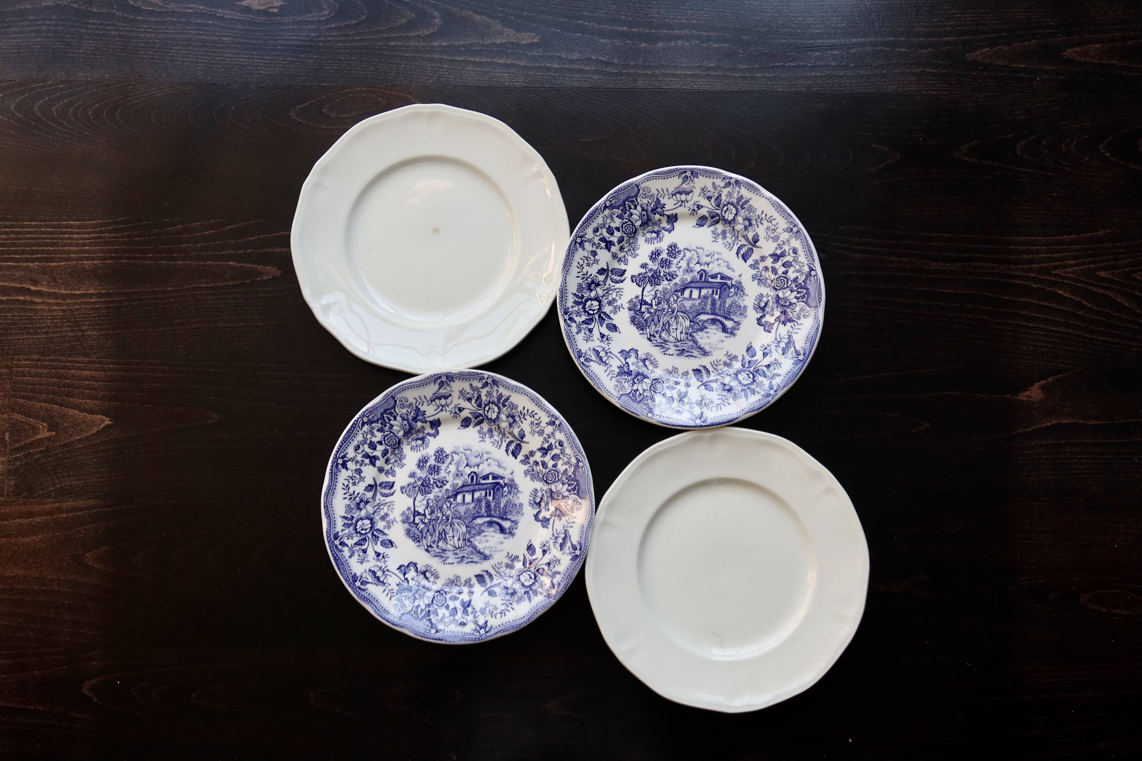 4 mismatched vintage flat plates in blue and white earthenware - Cambrid lot