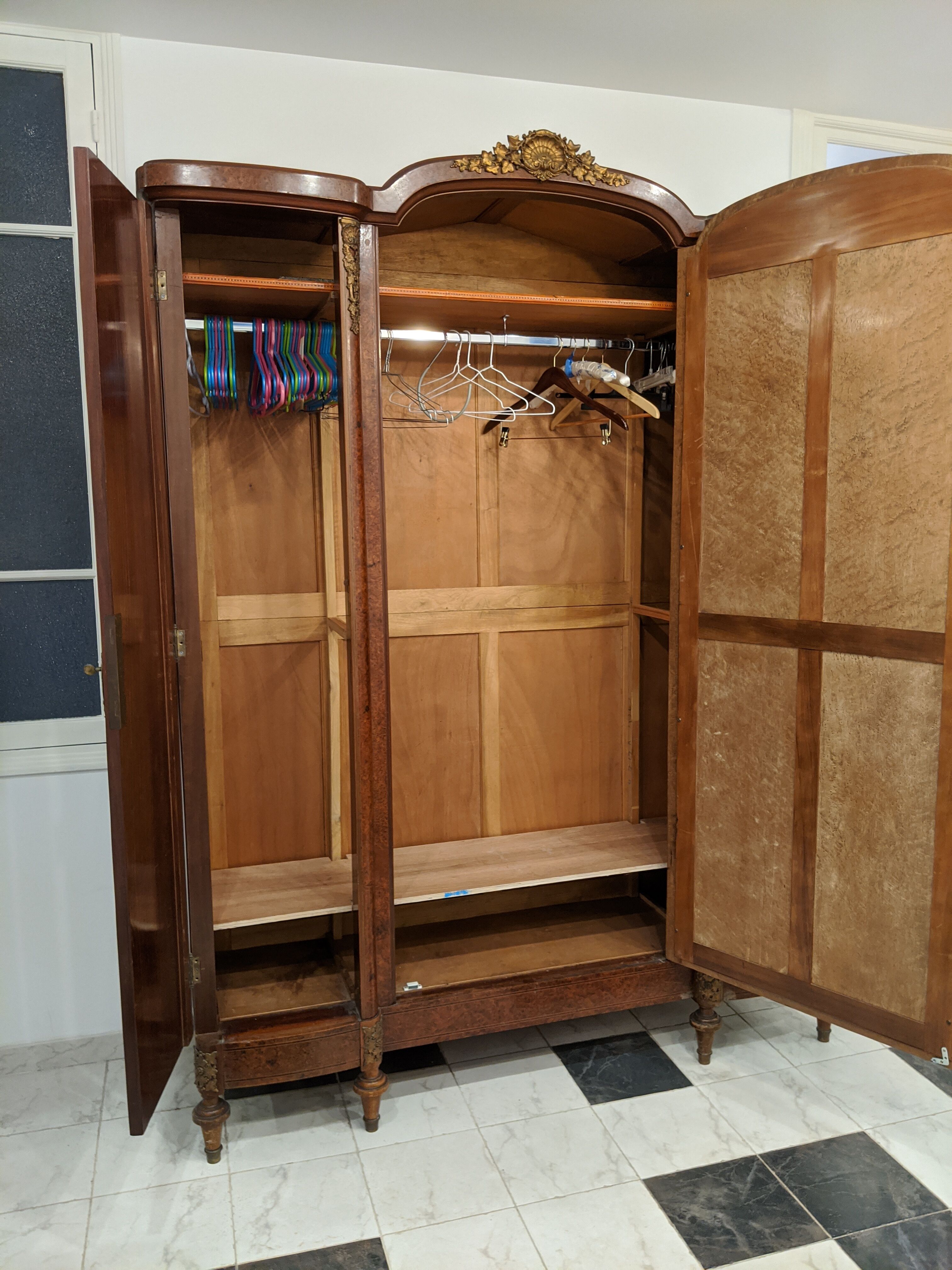 Armoire 3 portes de style Louis 16 des années 20