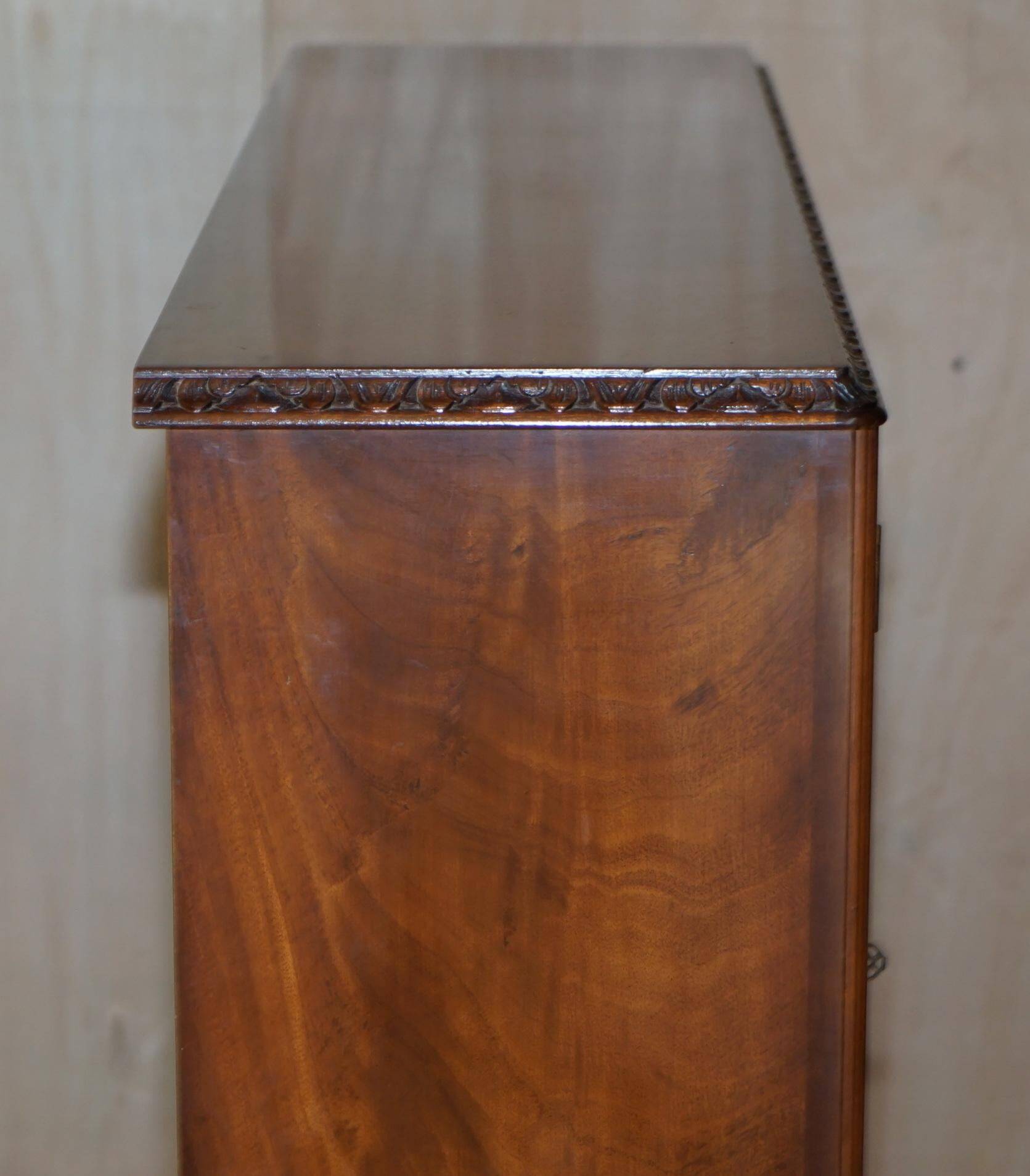 Vintage buffet display cabinet circa 1940 in flame mahogany and satinwood.