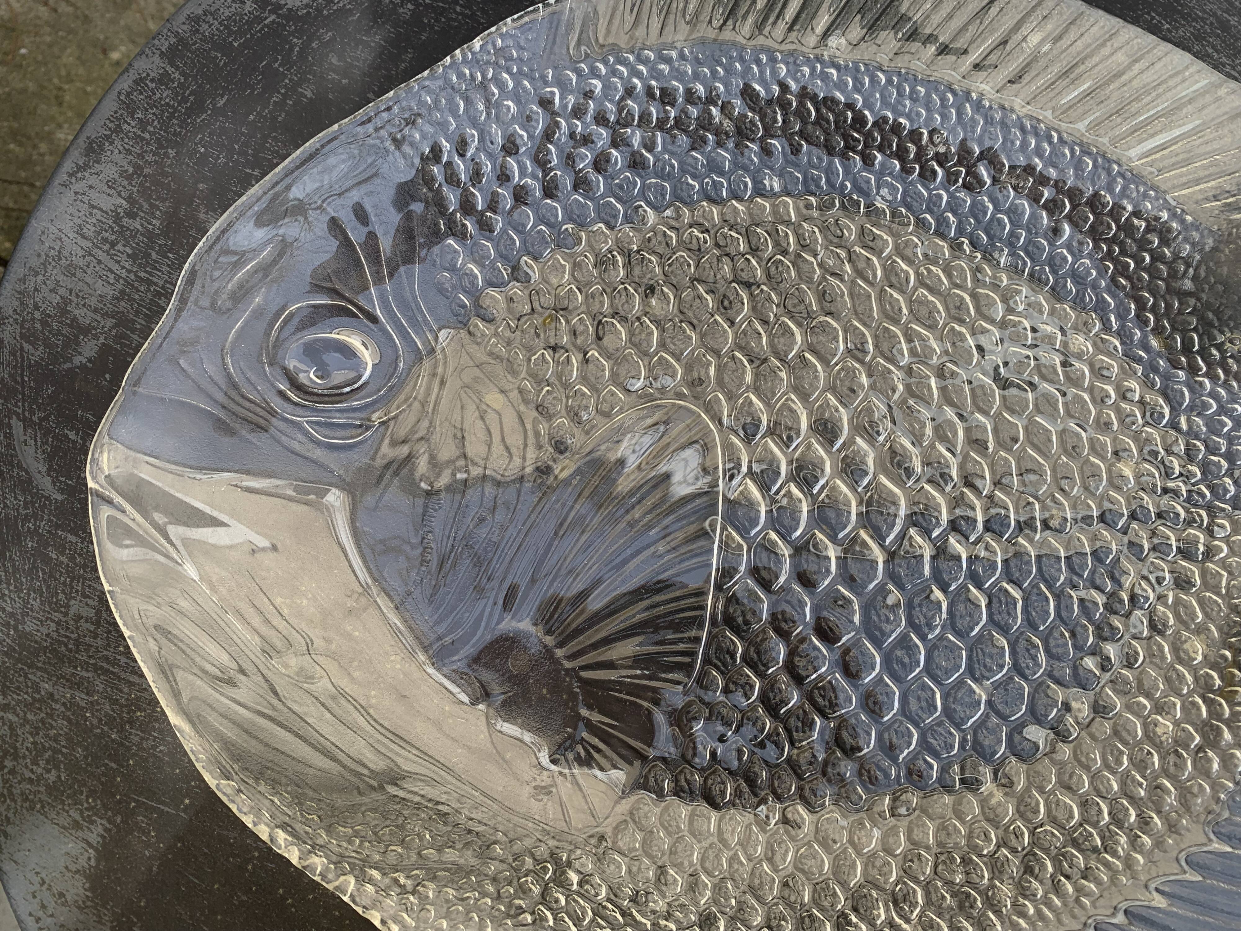 Large fish-shaped dish in transparent glass, made in France, vintage 1970