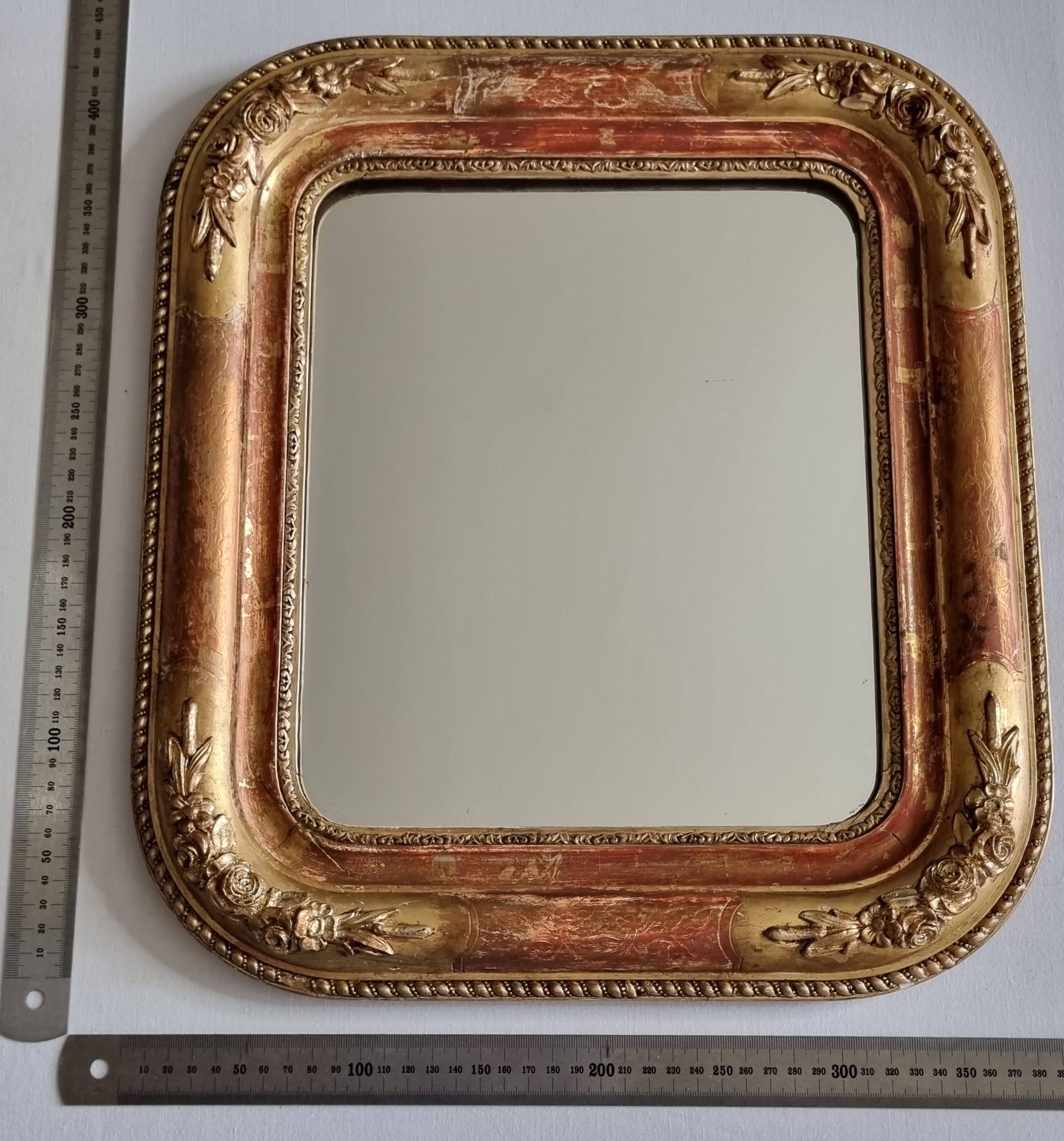 Miroir Louis-Philippe en bois et stuc doré à décor floral, XIXe, 43x38 cm