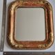 Miroir Louis-Philippe en bois et stuc doré à décor floral, XIXe, 43x38 cm