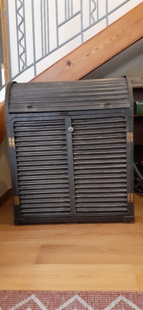 Industrial storage cabinet