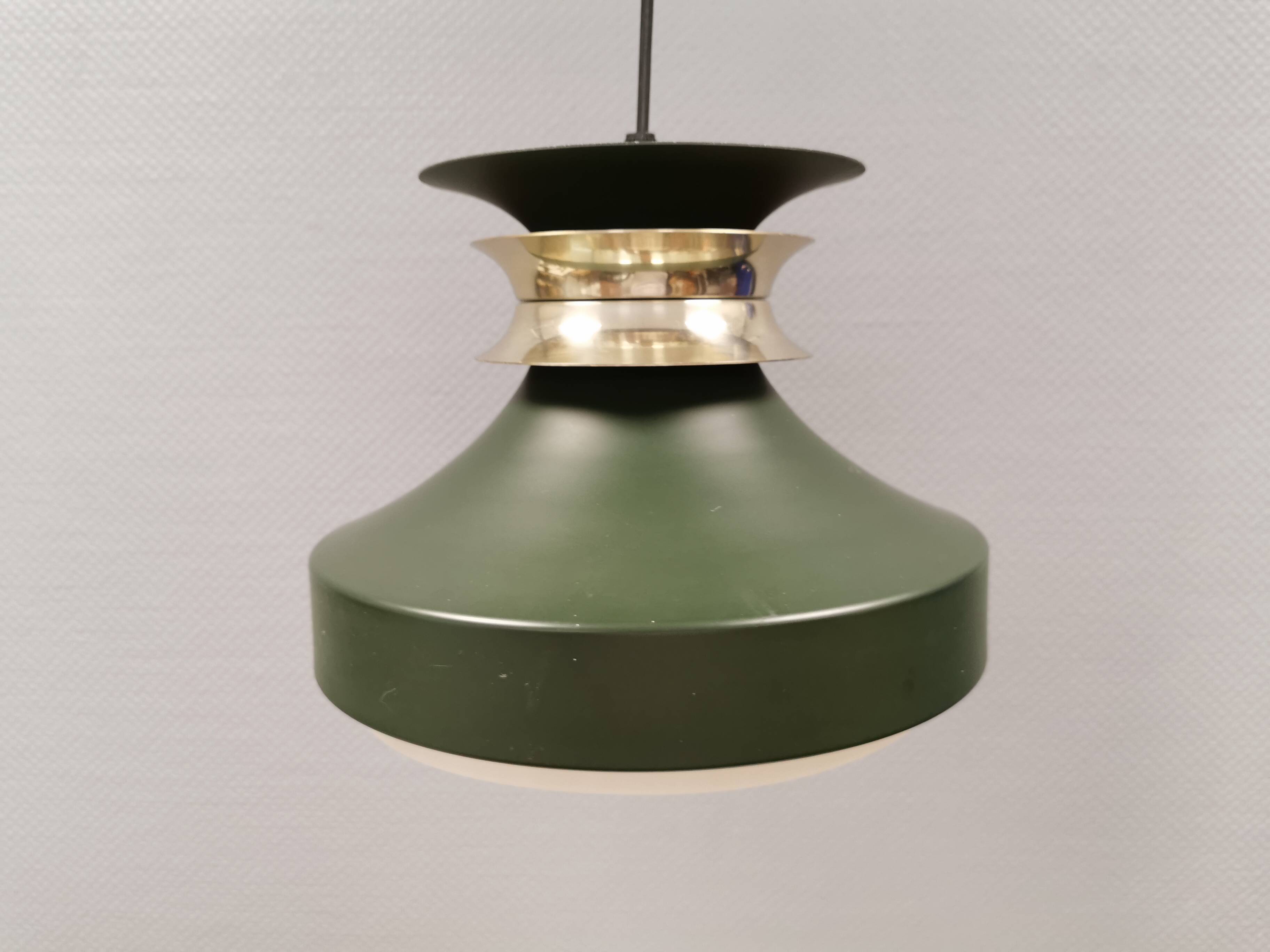 Hanging lamp in green lacquered metal with golden “ring” and bottom grille.