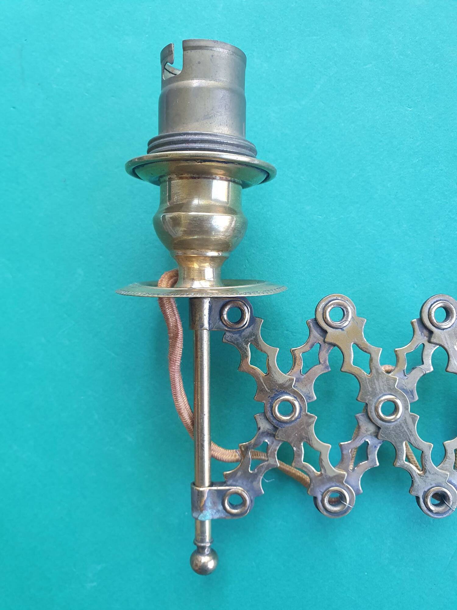Vintage extendable pantograph wall light