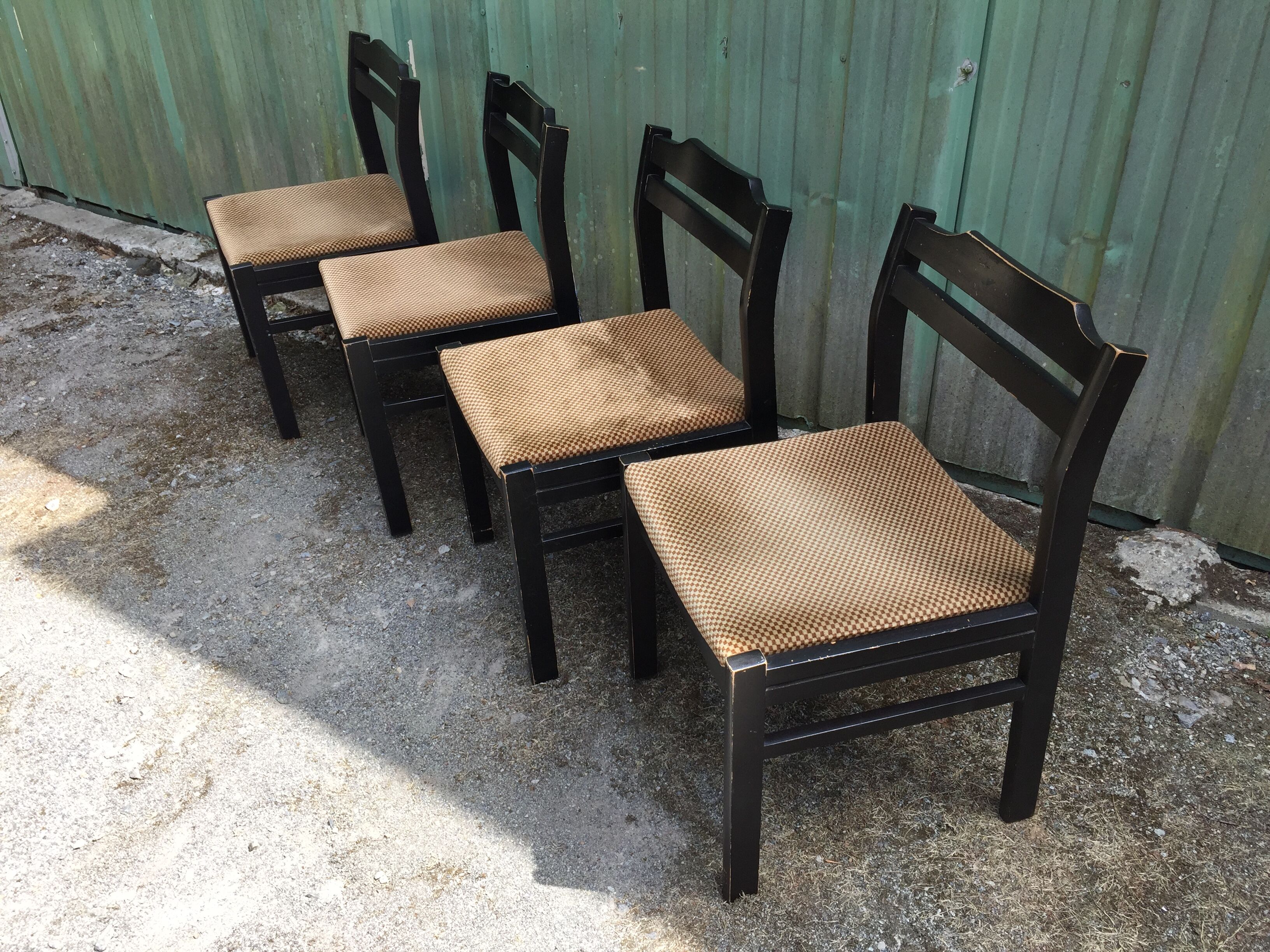 Chaises en hêtre laquées noir à assises en tissu or a petits carreaux