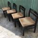 Chaises en hêtre laquées noir à assises en tissu or a petits carreaux