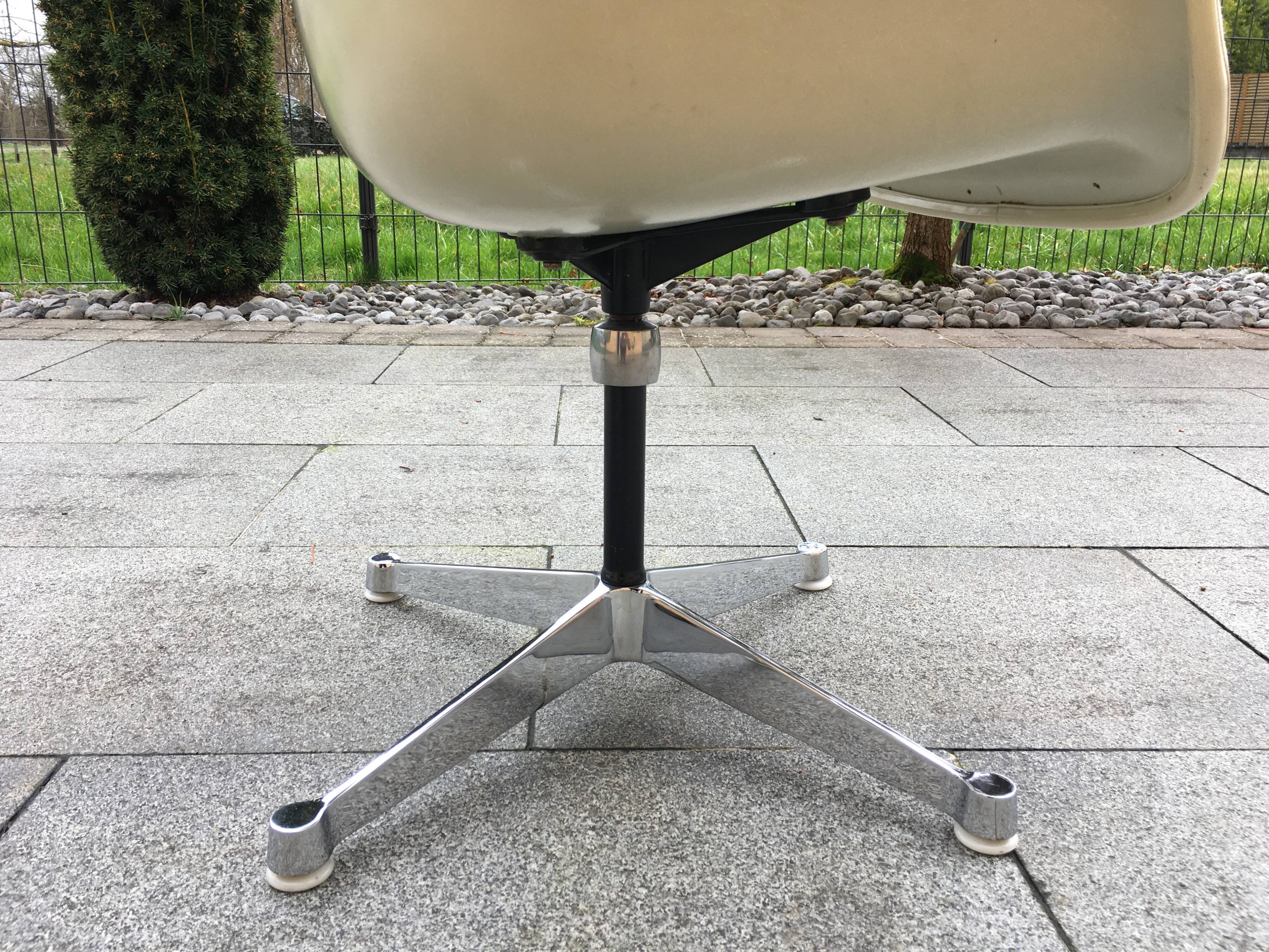 DAT fiberglass Swivel armchair from Charles & Ray Eames, Herman Miller 60s