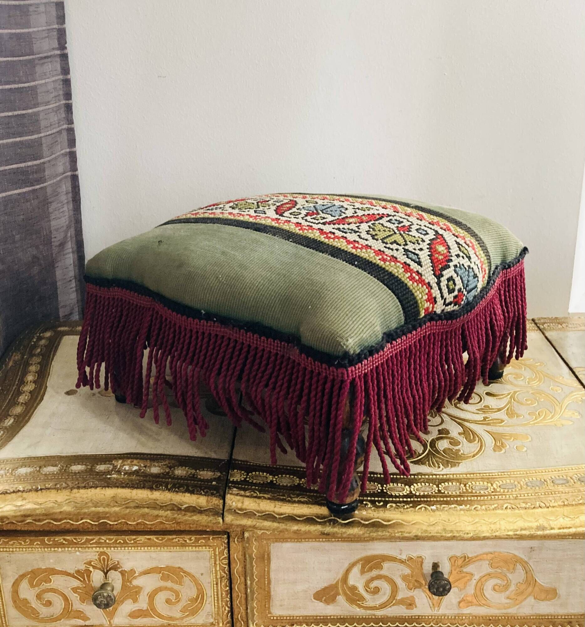 Repose pieds Napoleon III époque XIXe tapisserie aux points de croix