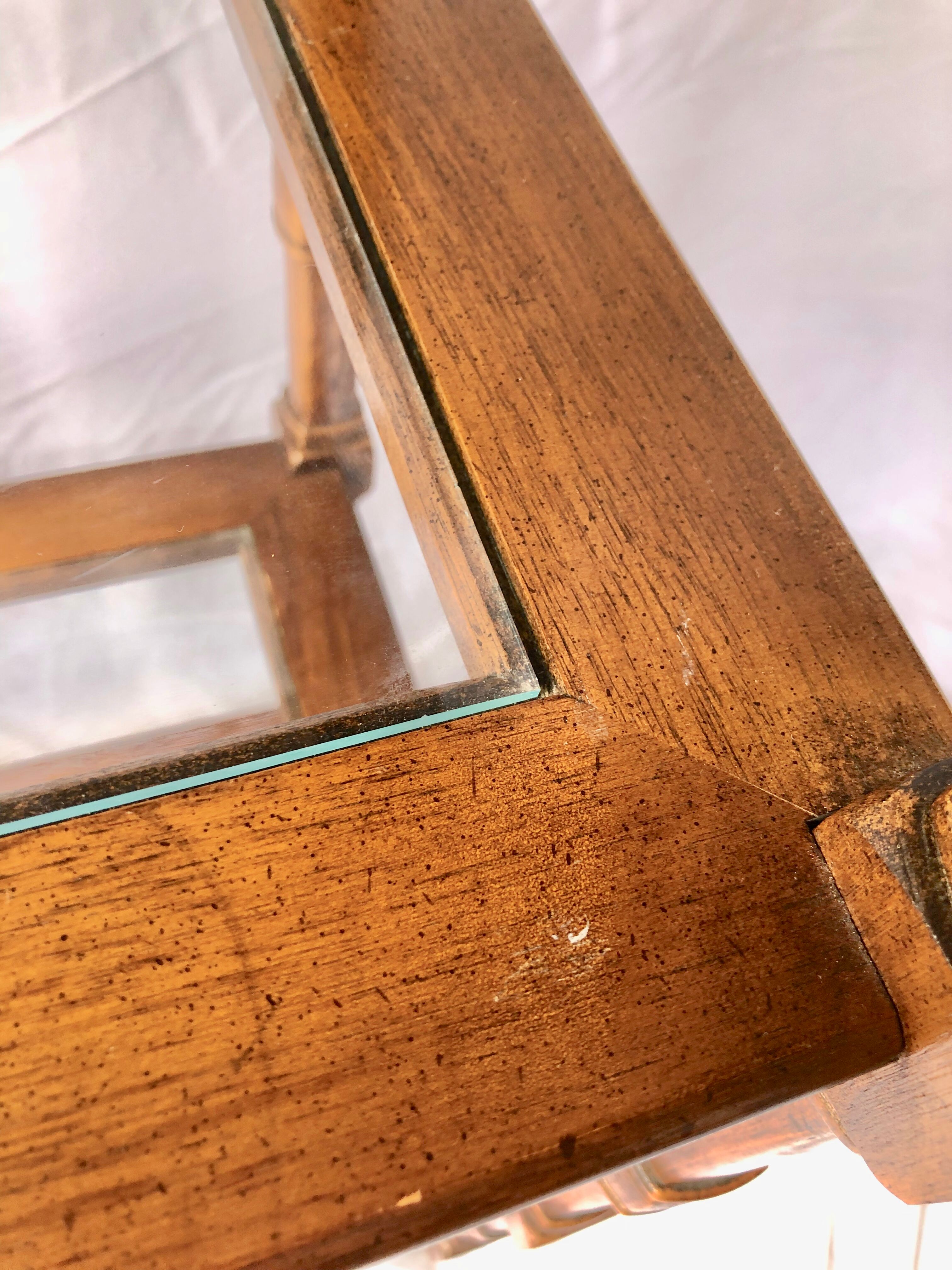 Classic wooden shelves, glass tops and cannage