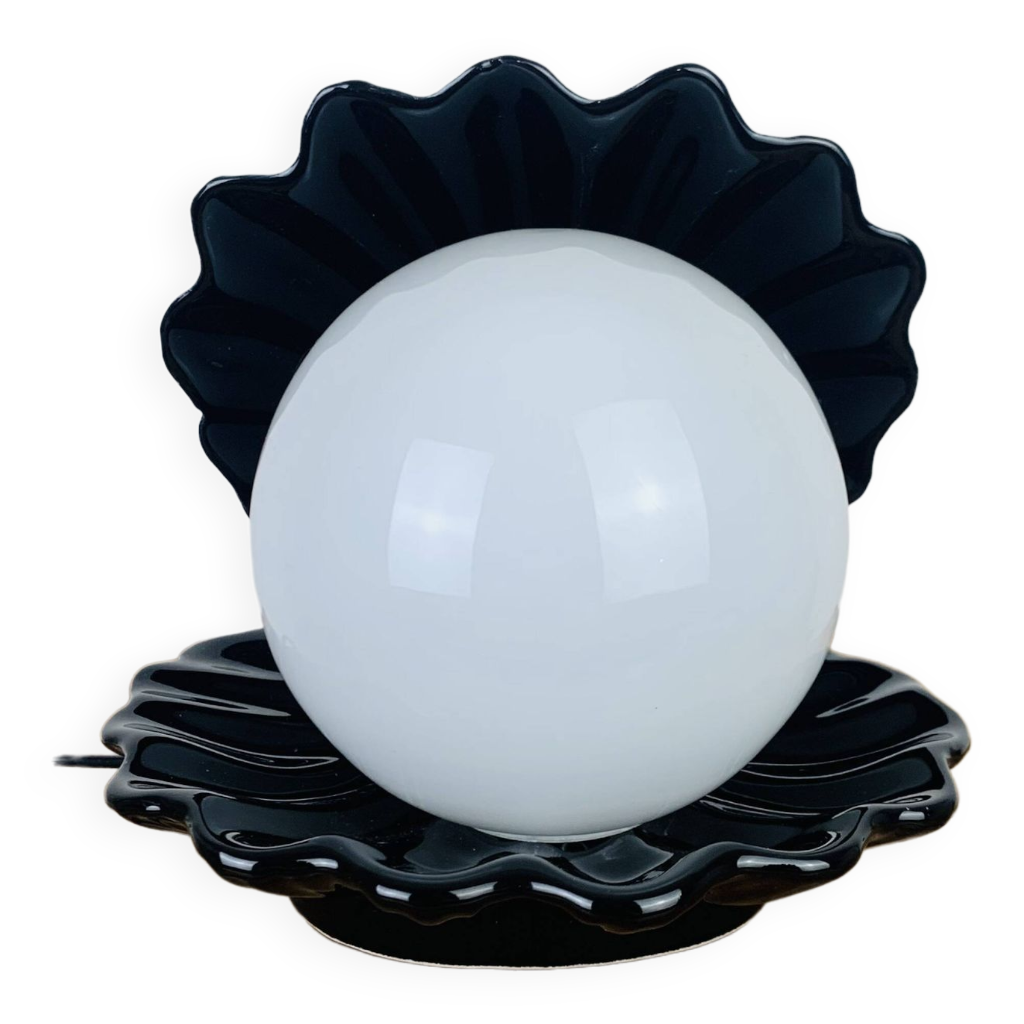 Black ceramic shell lamp and opaline pearl