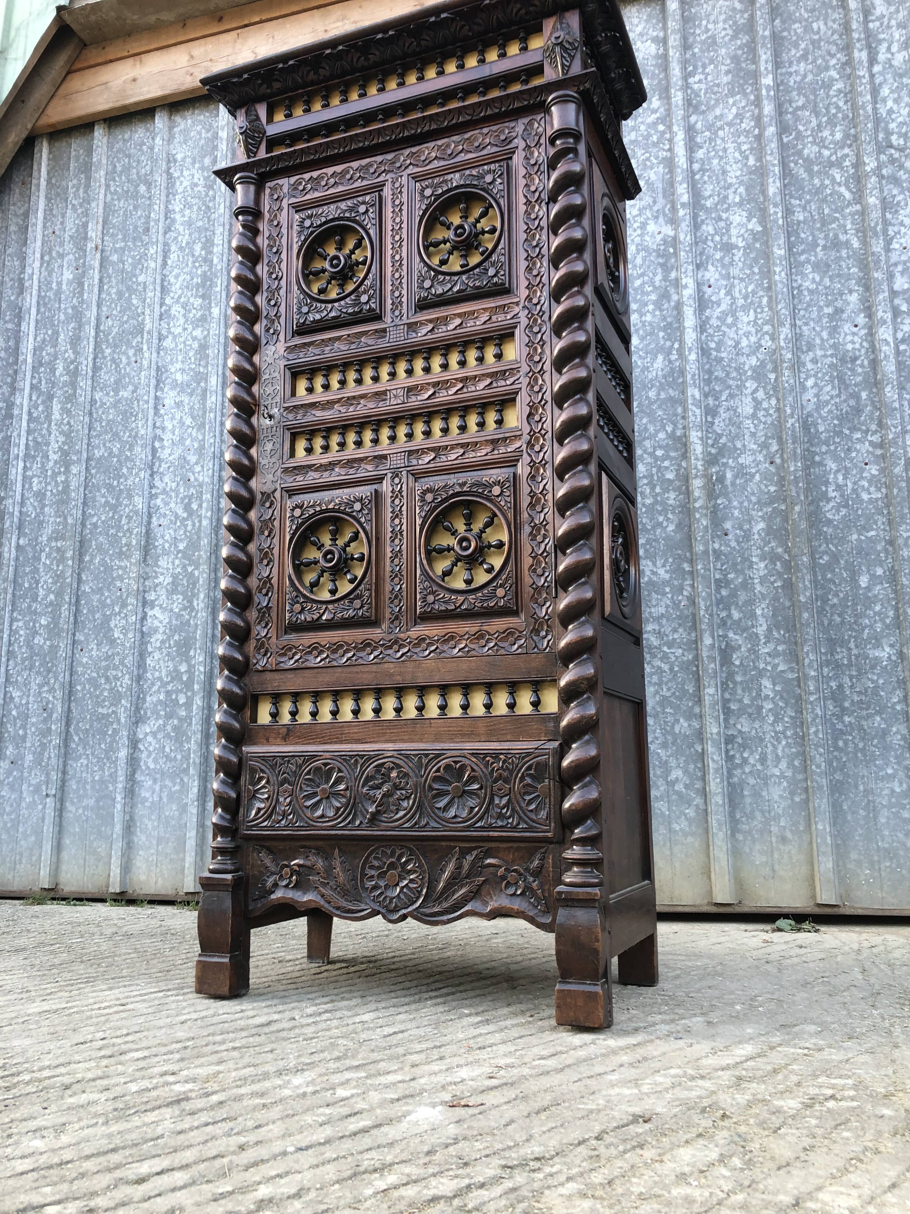 Breton bonnet cupboard in solid oak with 1 door and 1 drawer.