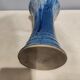 Vase en grès émaillé bleu signé