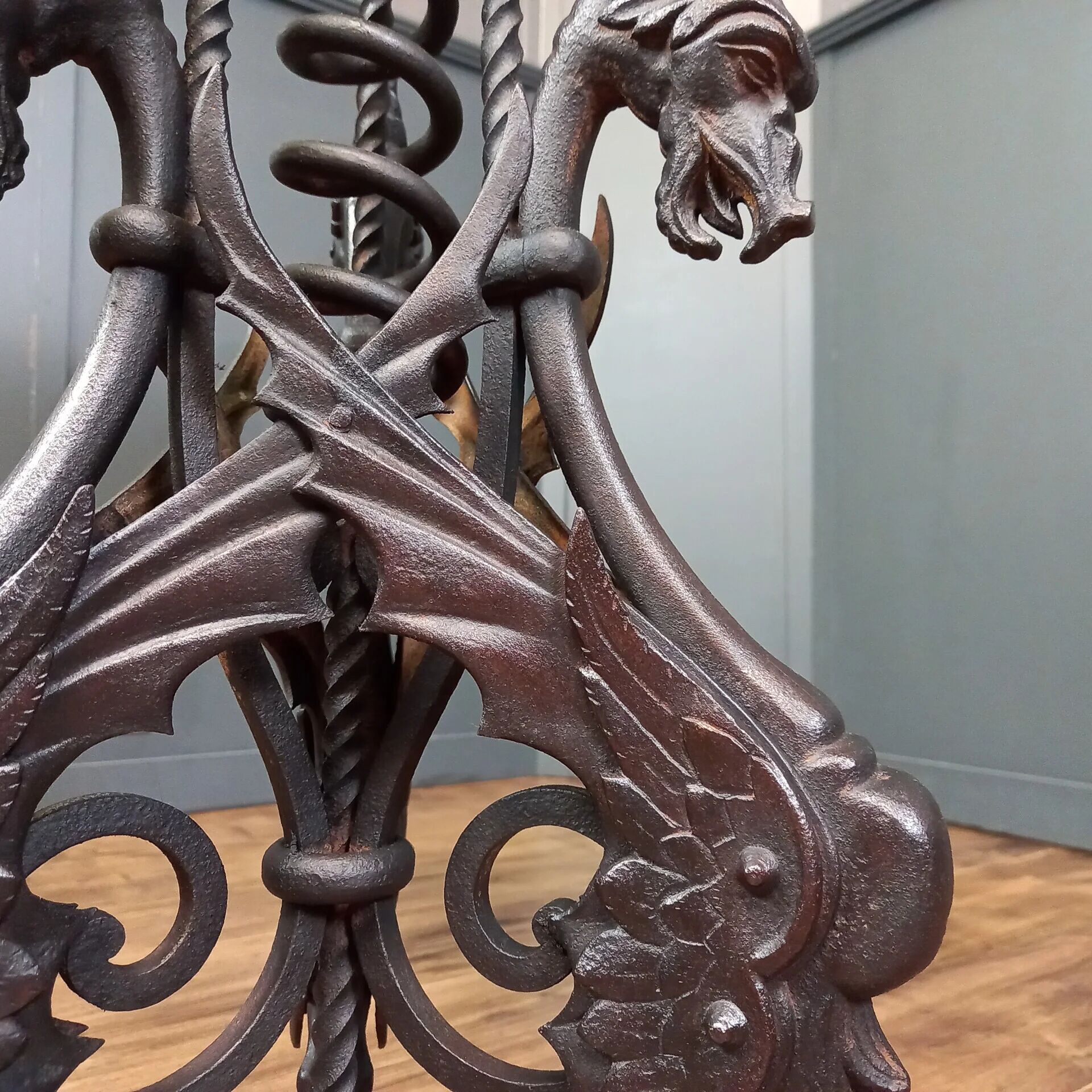 Table en fer forgé avec plateau en marbre