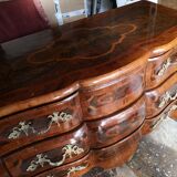 Commode en marqueterie dites tombeau avec poignées en bronze