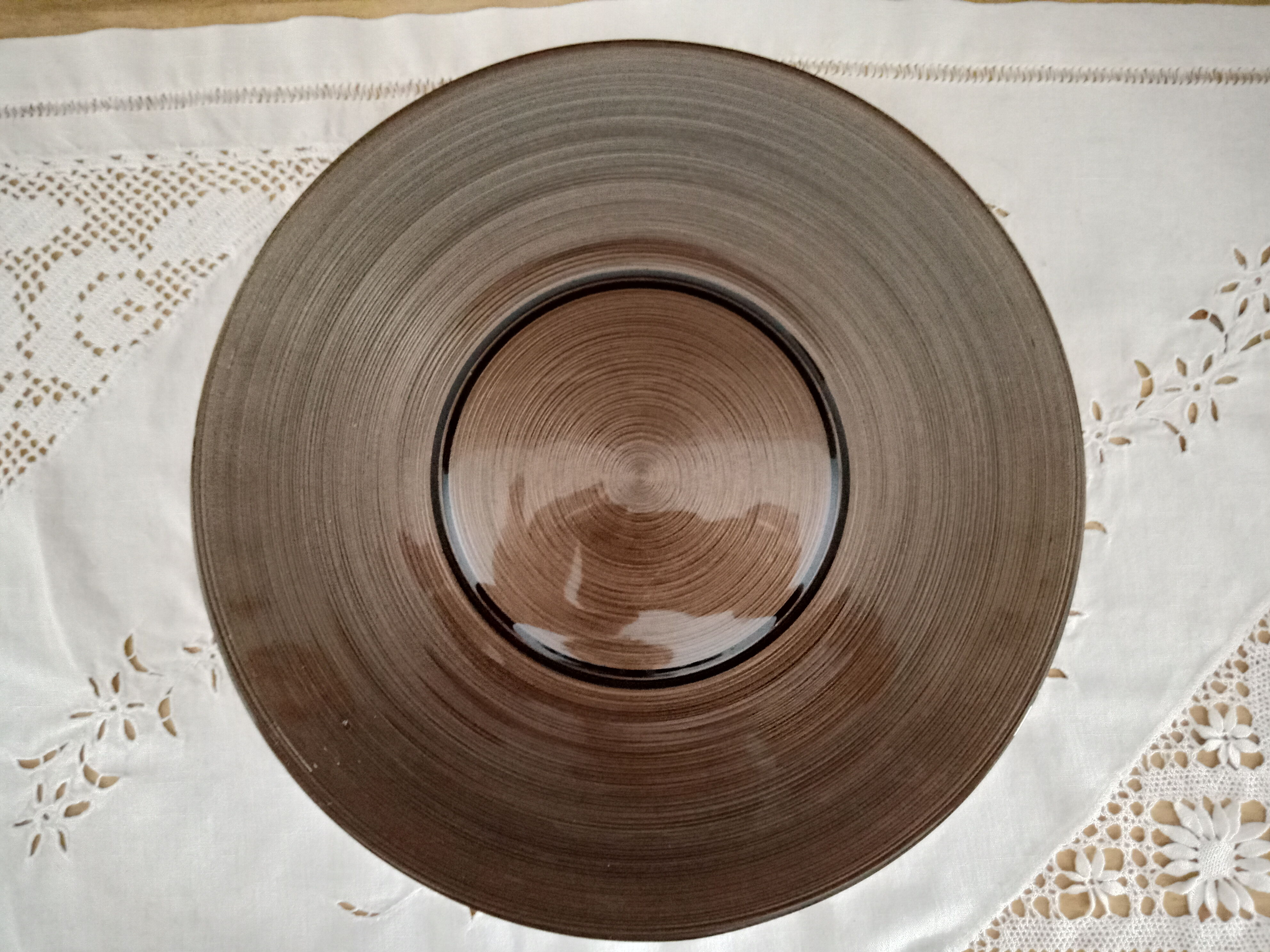 Plat rond évasé en verre brun strié