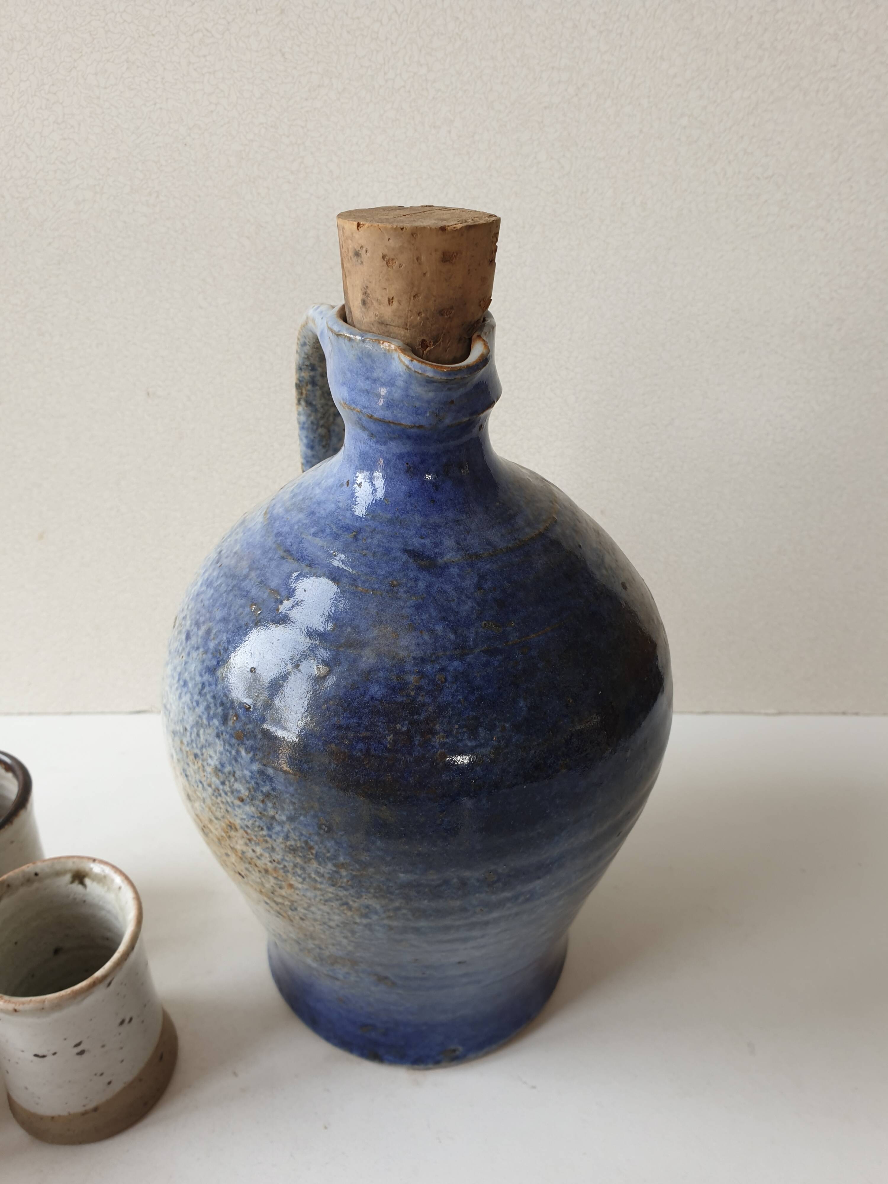 Set of liqueur bottle + 6 stoneware cups Signed Albert Breton Vézelay