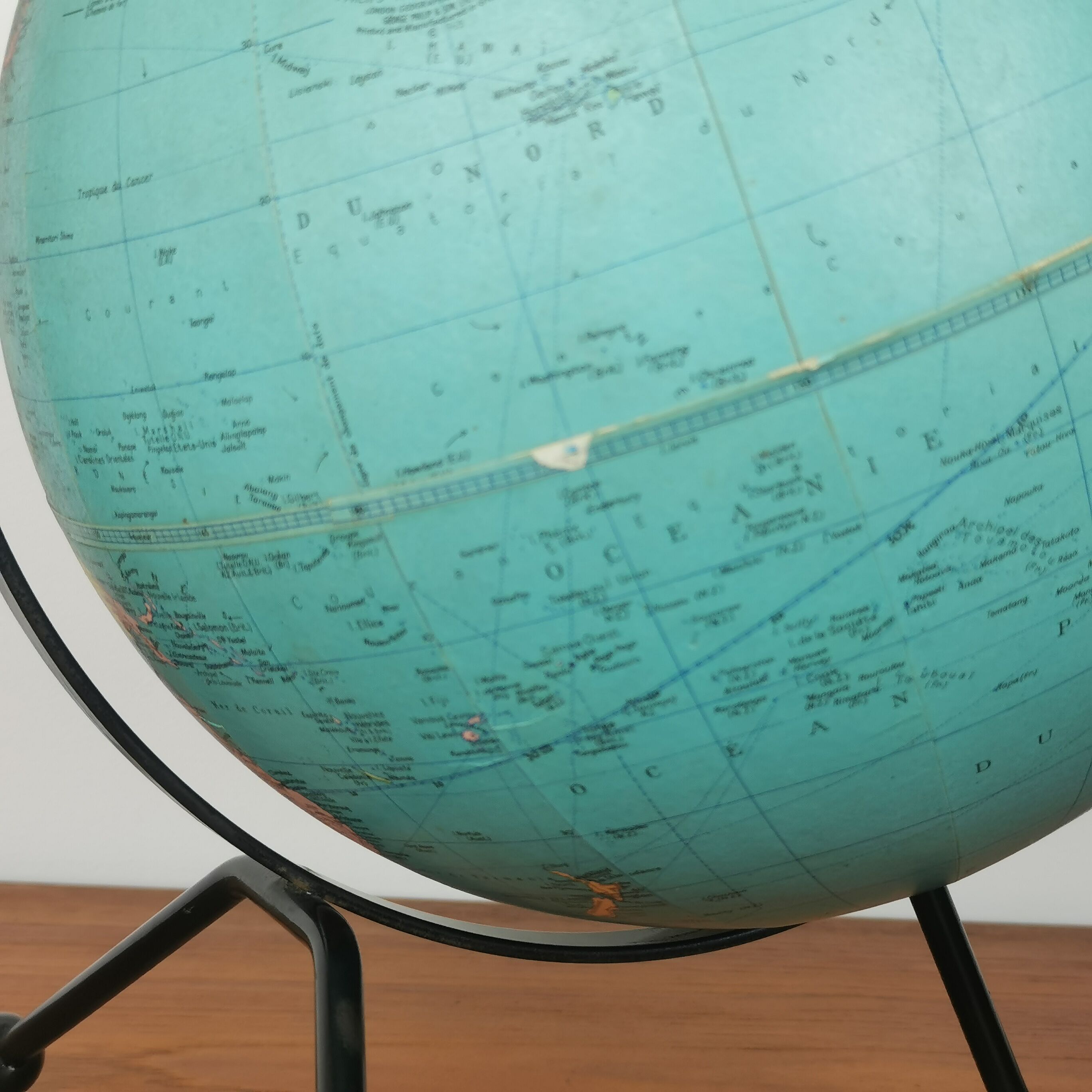 Tripod tarid globe