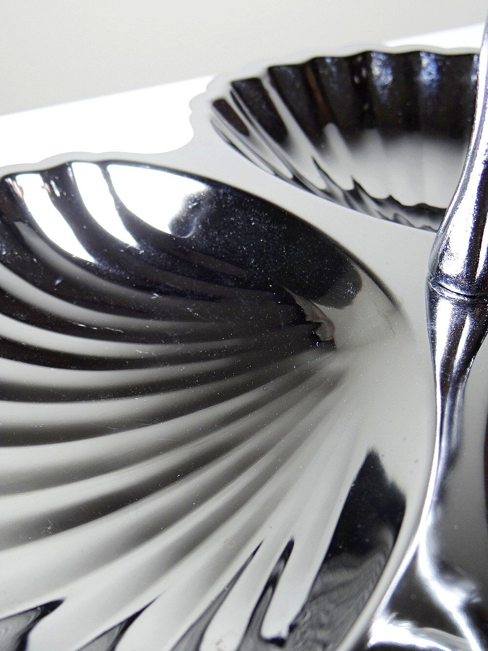 Vintage three-bowl server in silver-plated metal, shell decoration 1970-80.