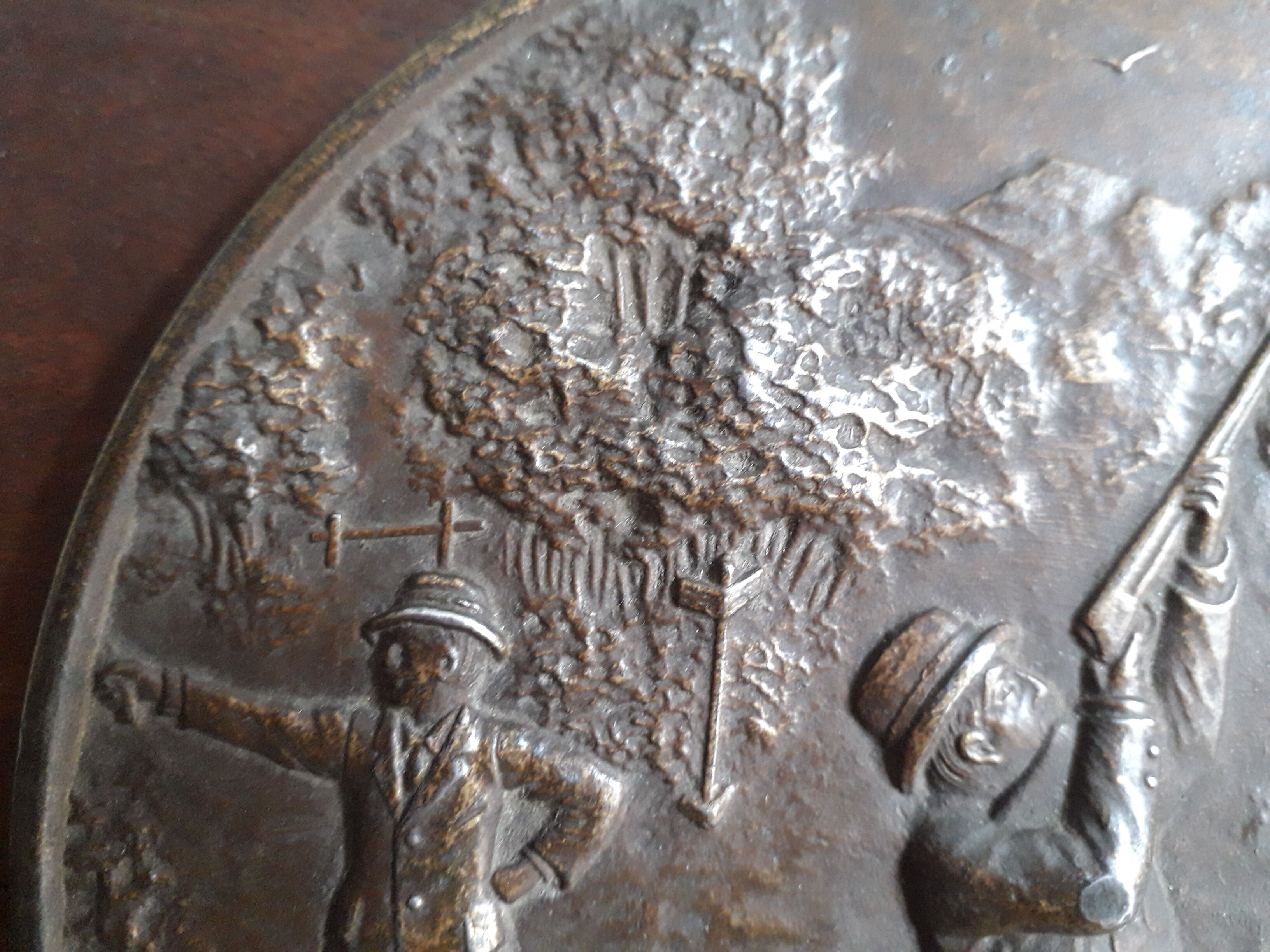 Médaillon en régule sur plaque de bois scène de chasse