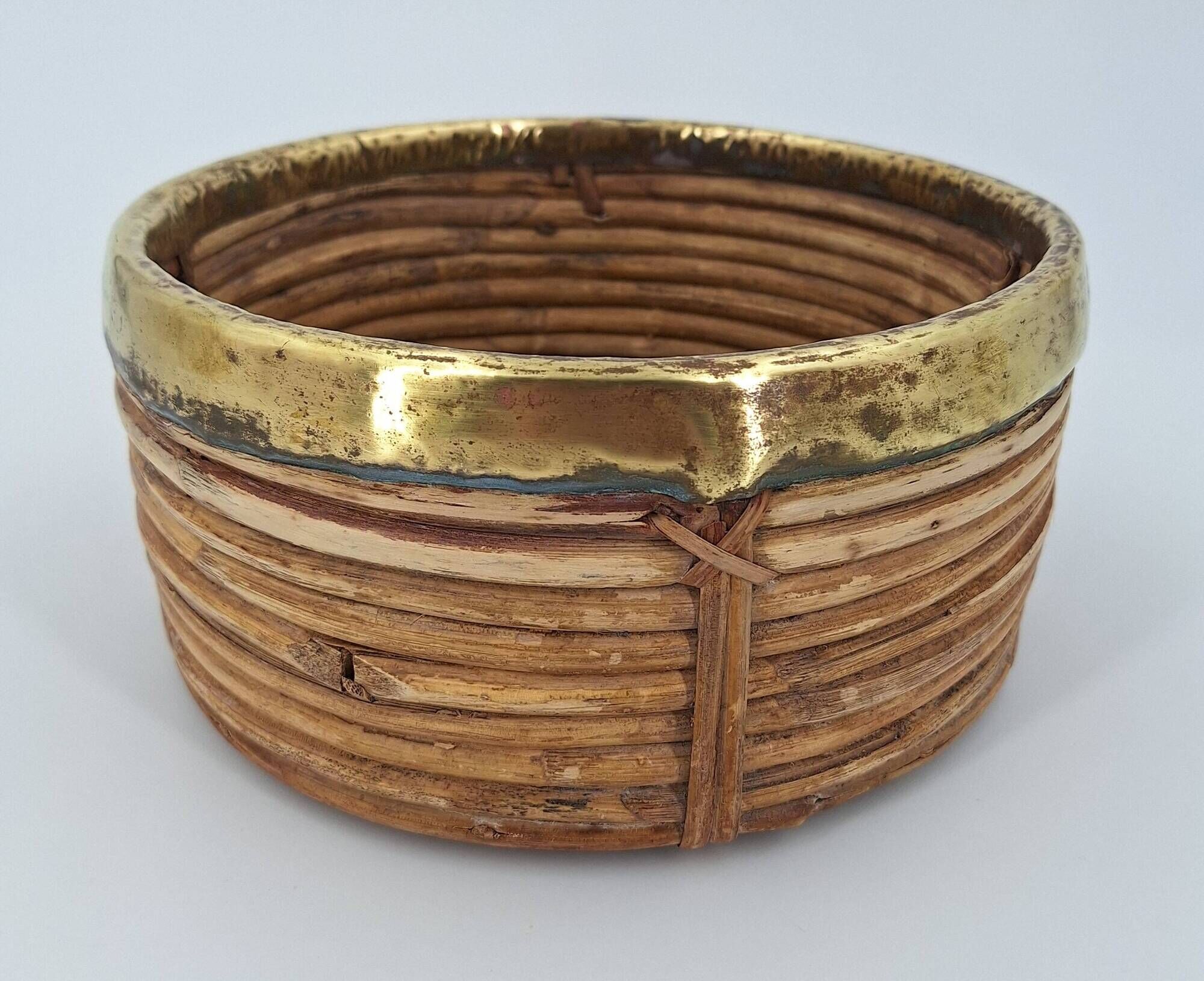 Cache-pot en rotin cerclé de laiton vers 1960 DLG Gabriella Crespi