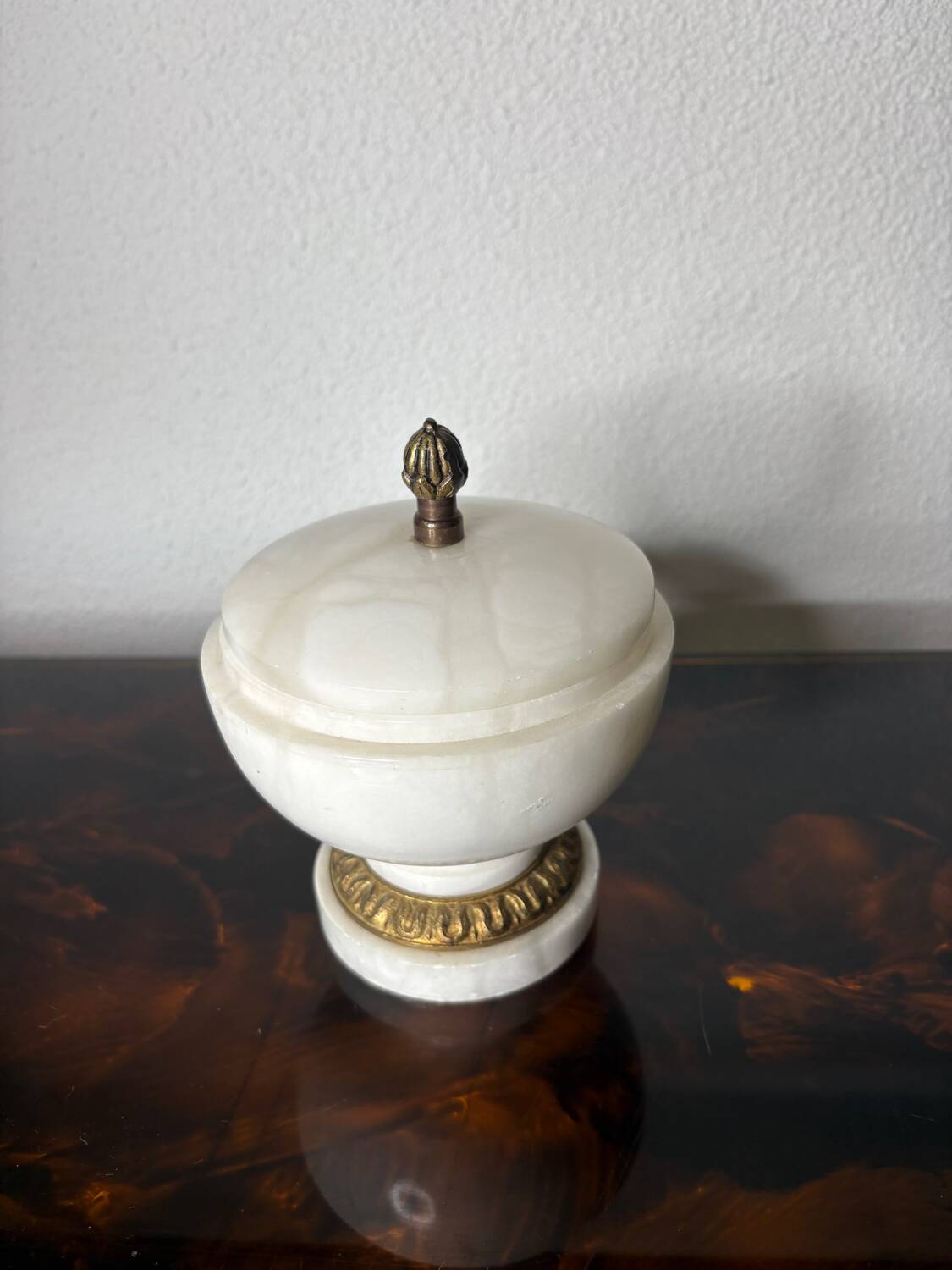 Bonbonnière en albâtre et bronze doré