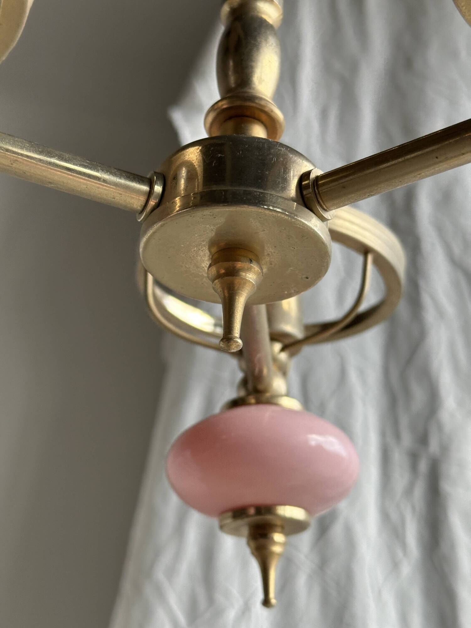 Petit lustre rose et doré à 3 bras de lumières