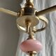 Petit lustre rose et doré à 3 bras de lumières