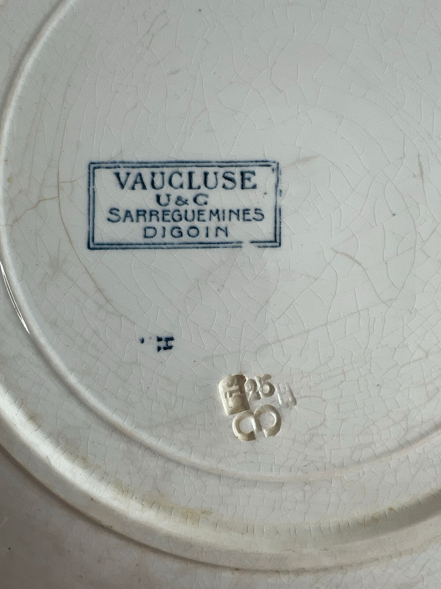 Flat plate Sarreguemines Digoin, Vaucluse Collection