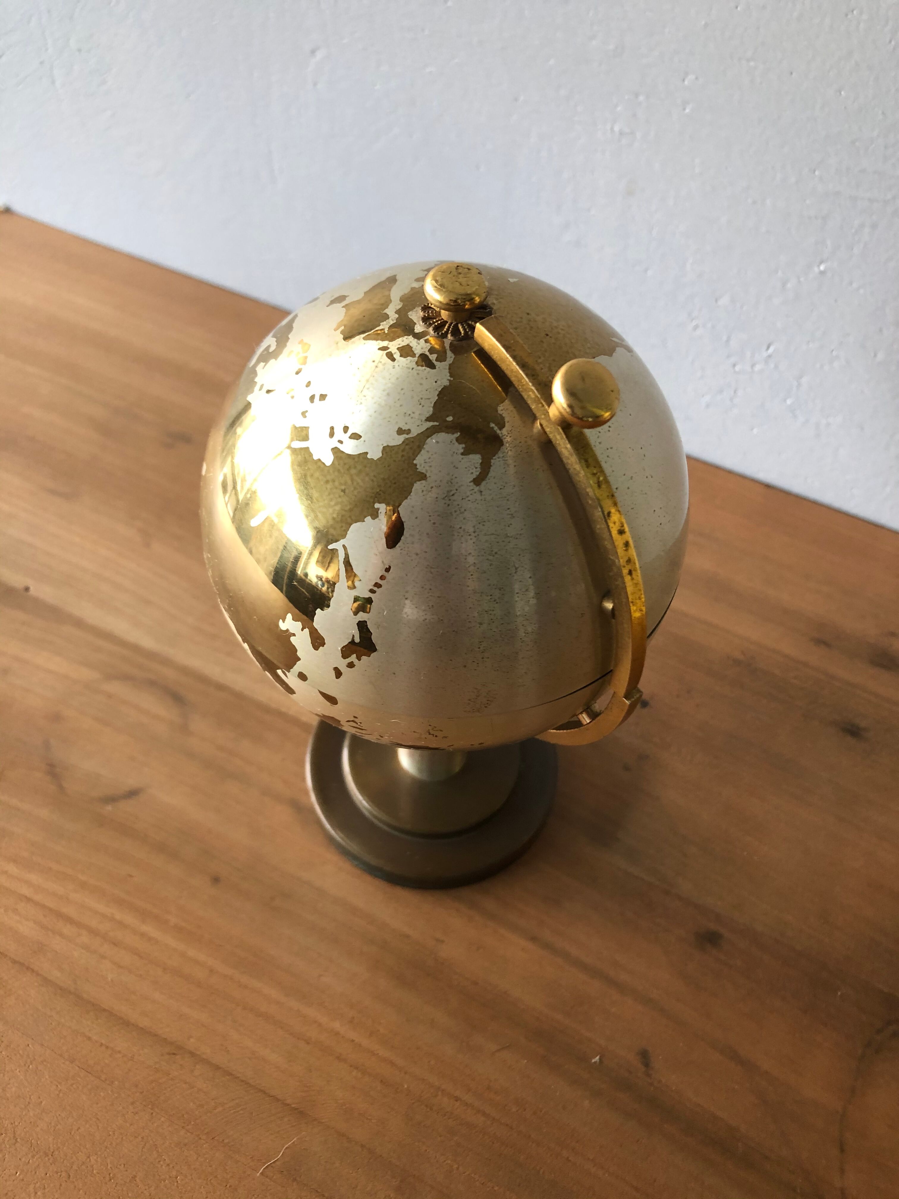 World mappe, globe cigarette distributor