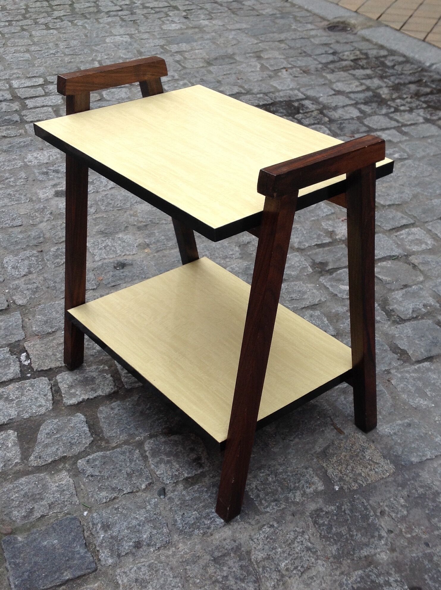 Table d'appoint en bois et formica