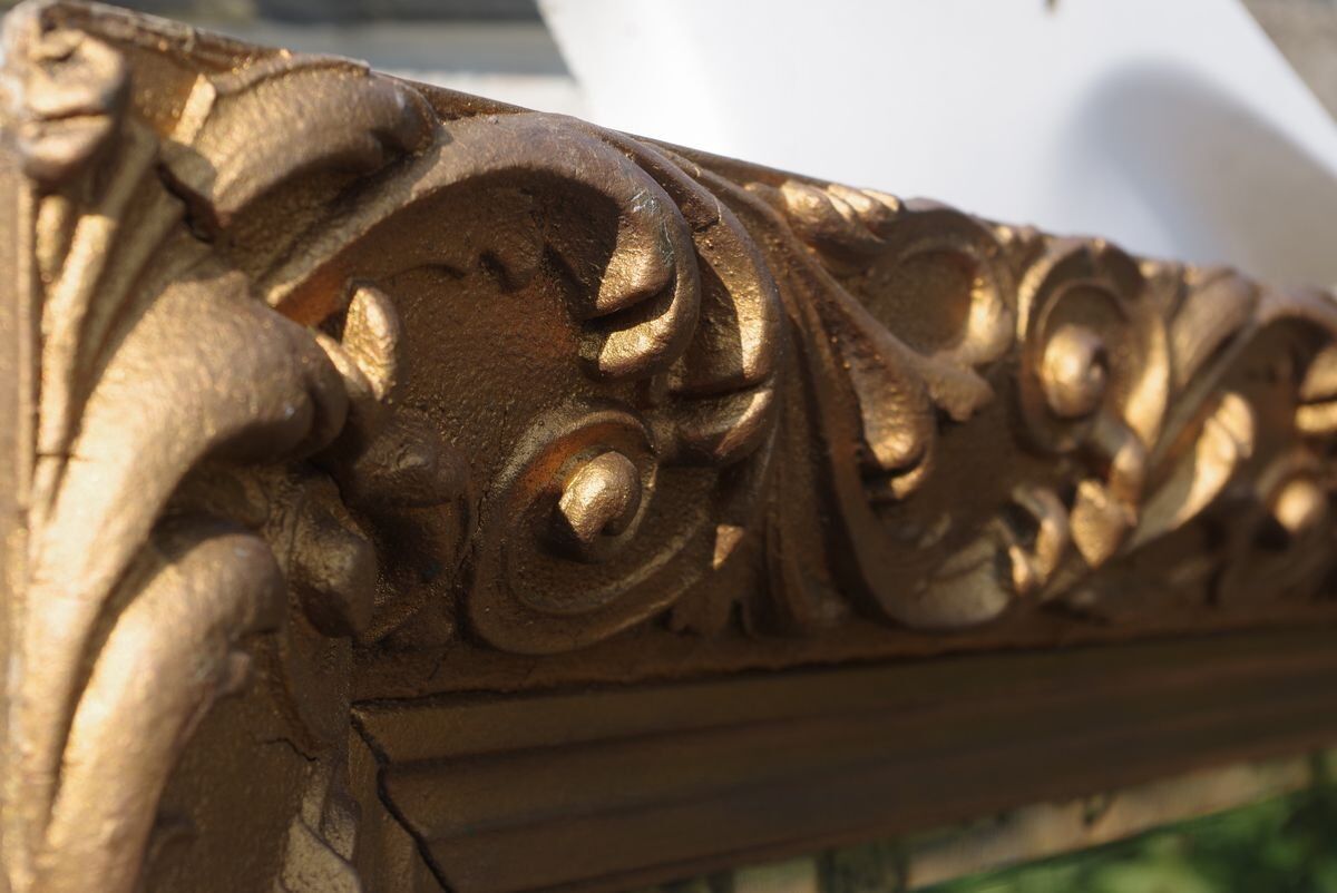 Wooden mirror decorated with gold from the 1920s
