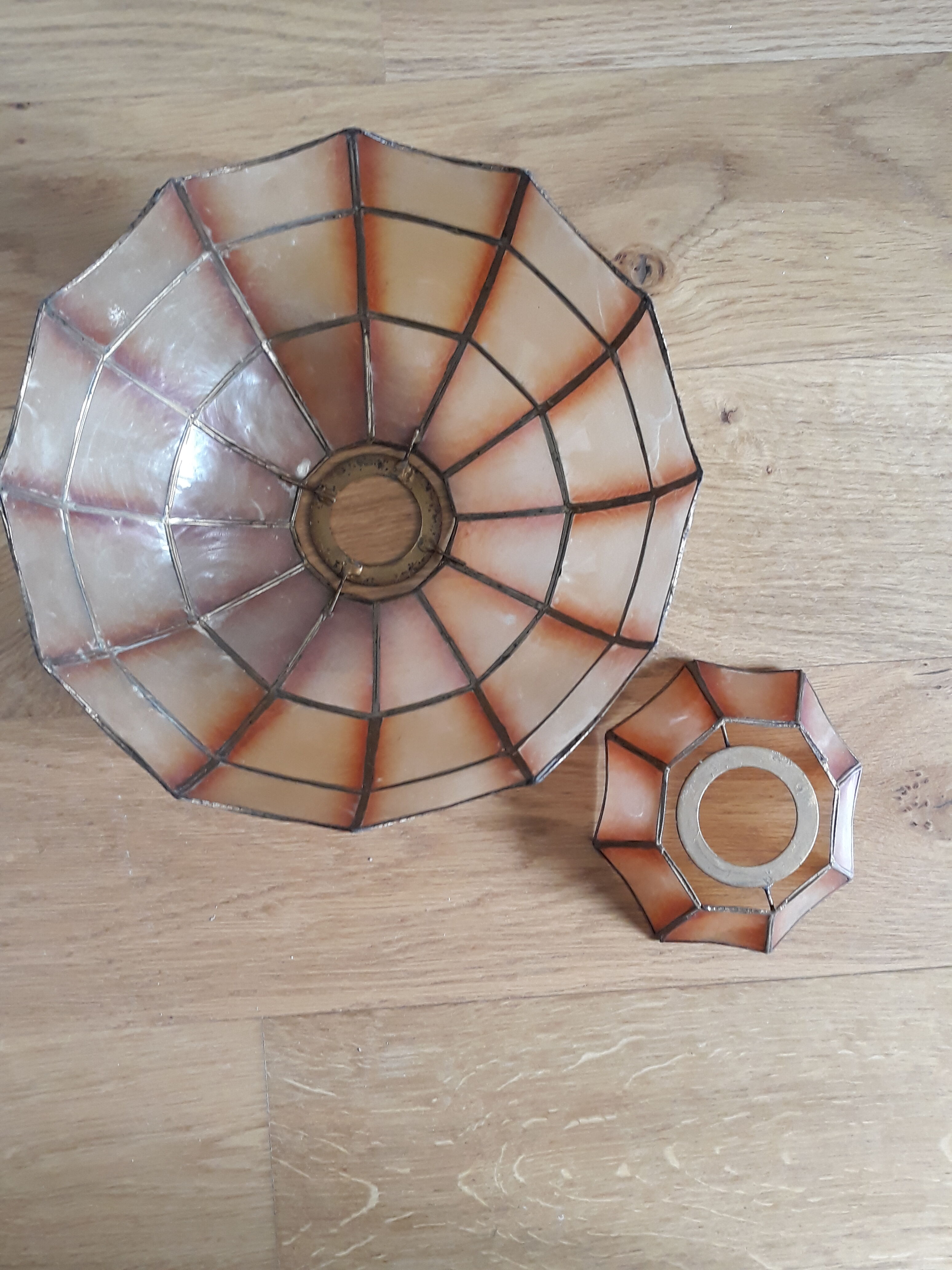 Mother-of-pearl lampshade for suspension
