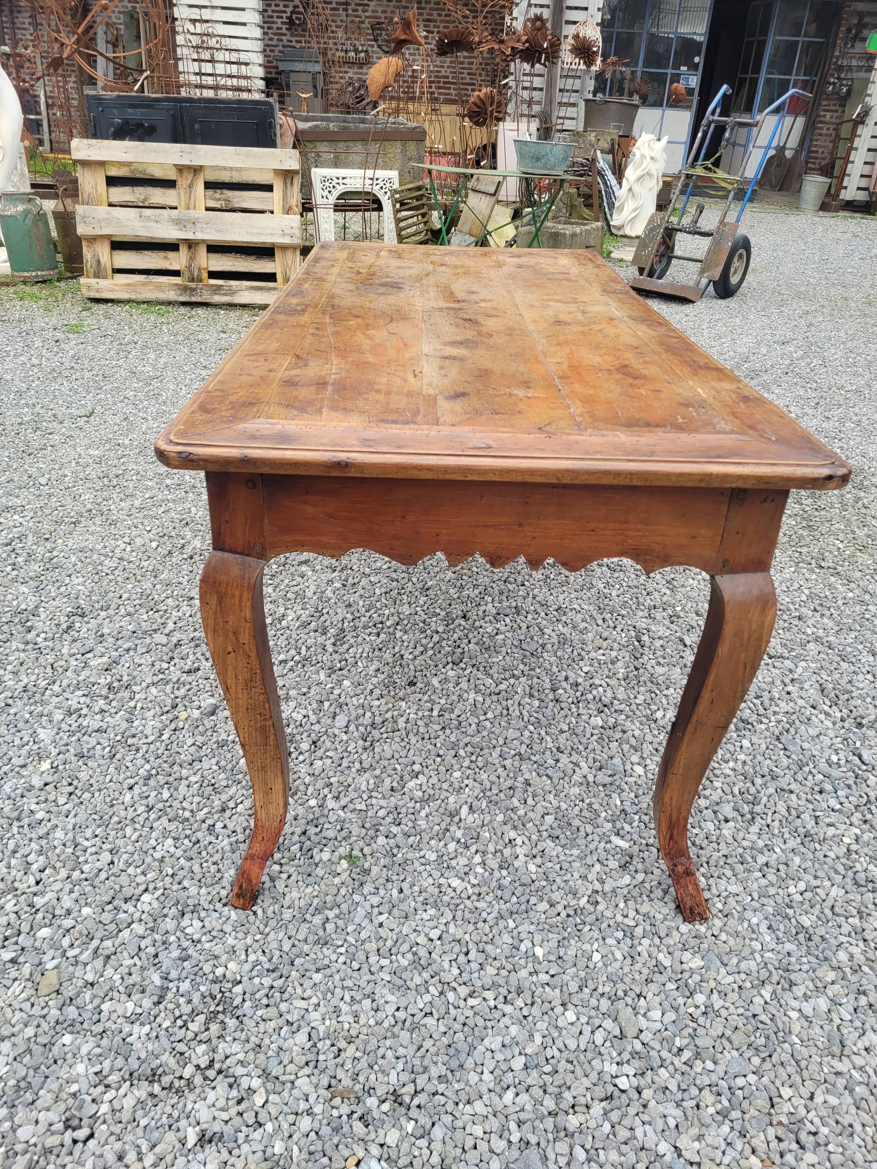 Table de ferme XVIIIème style Louis XV en merisier