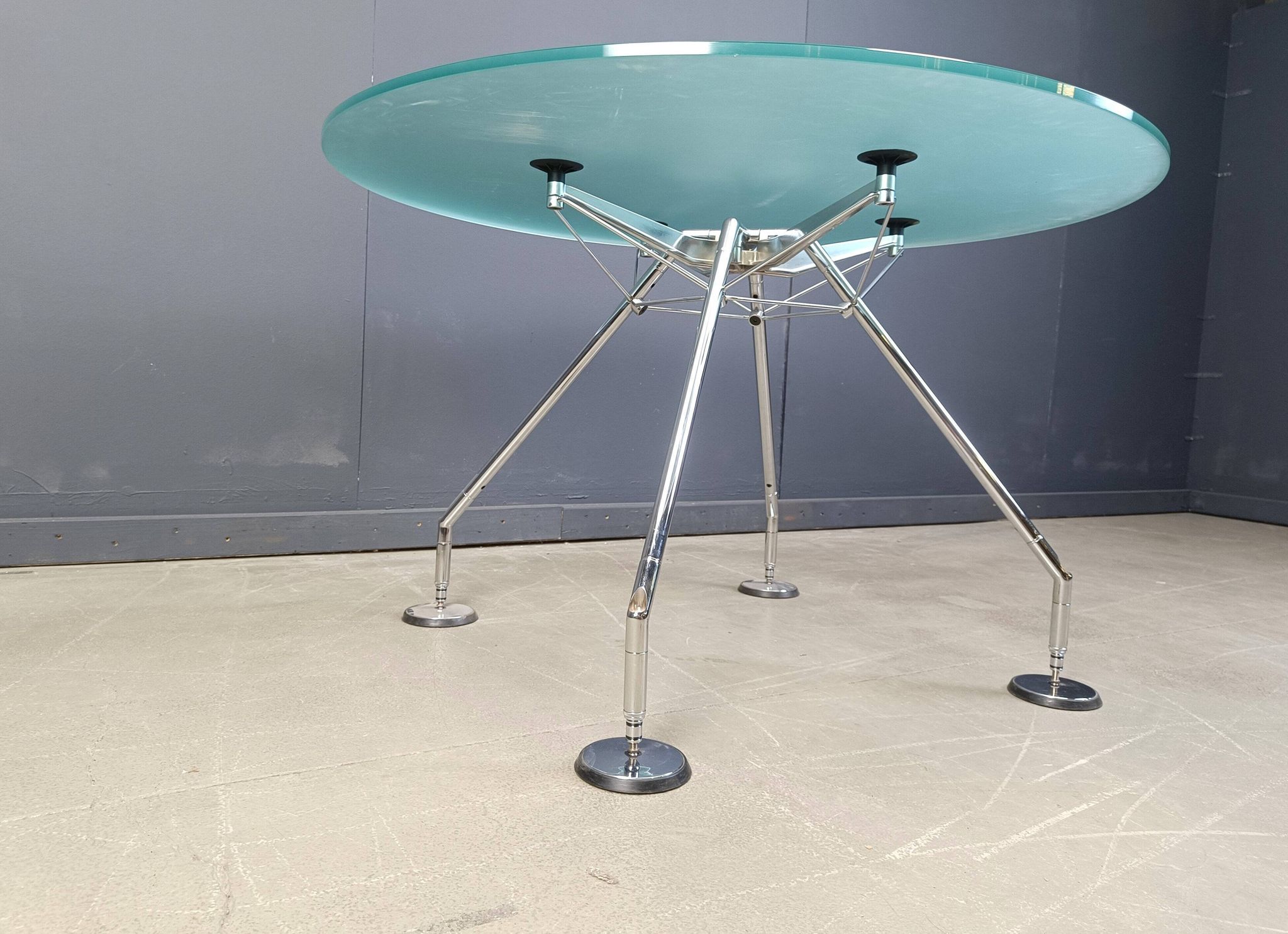 Table à manger Nomos par Norman Foster pour Tecno, années 1980.