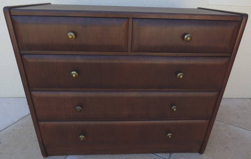 Antique chest of drawers from the 50s with 5 curved drawers, vintage old-style assembly and brass knobs