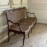 Grande banquette Louis XV en bois naturel mouluré et sculpté, France XVIIIème siècle