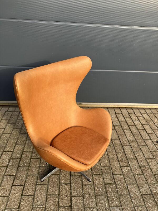 Fritz Hansen Egg chair original de 1983 en parfait état, nouveau!! Cuir Camel Cognac Rustique