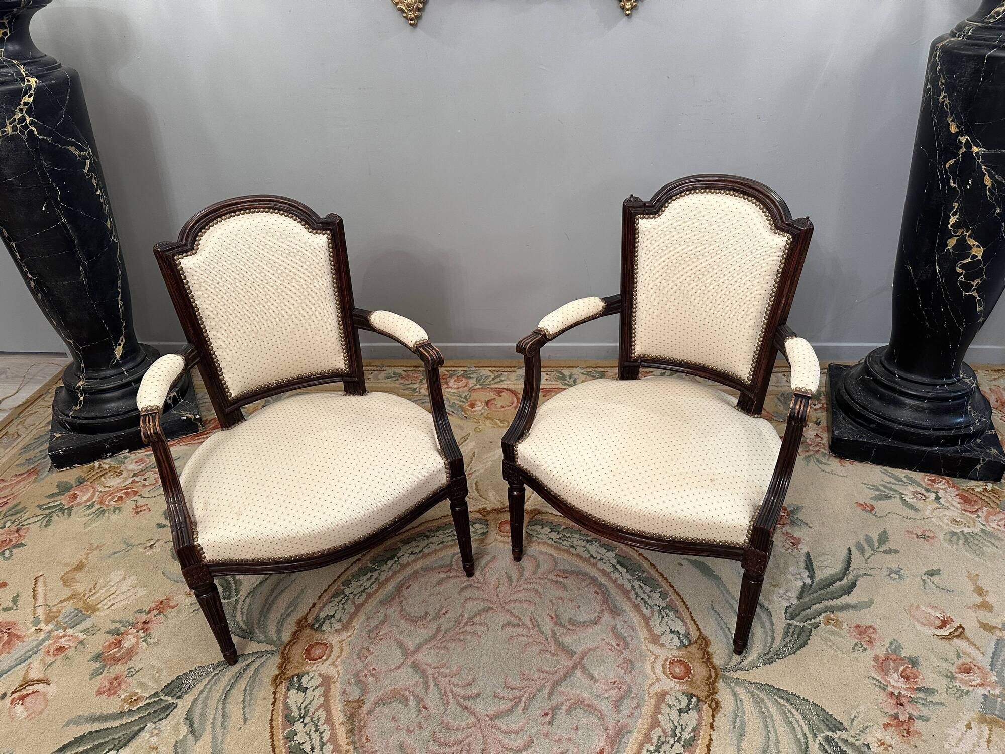 Paire de fauteuils en noyer d'epoque louis xvi vers 1770