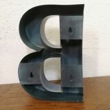 Lettre B ancienne en relief et en zinc