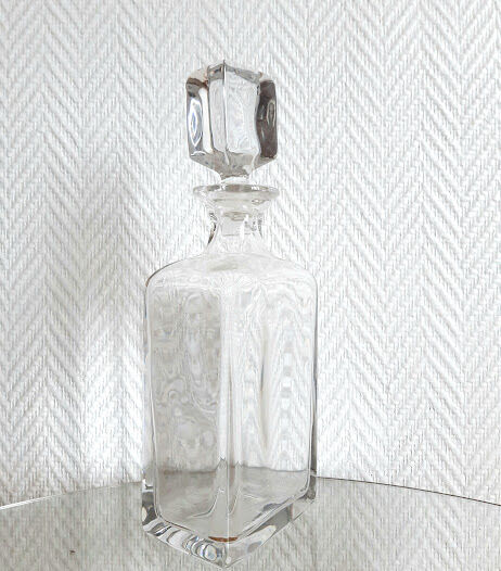 Whisky decanter with flat cap