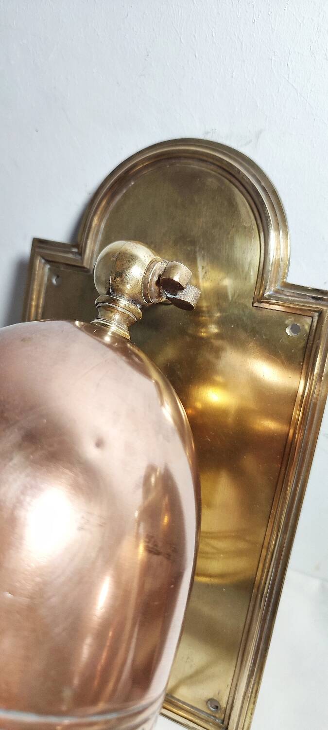 Par de apliques de bronce. España, 1950s.