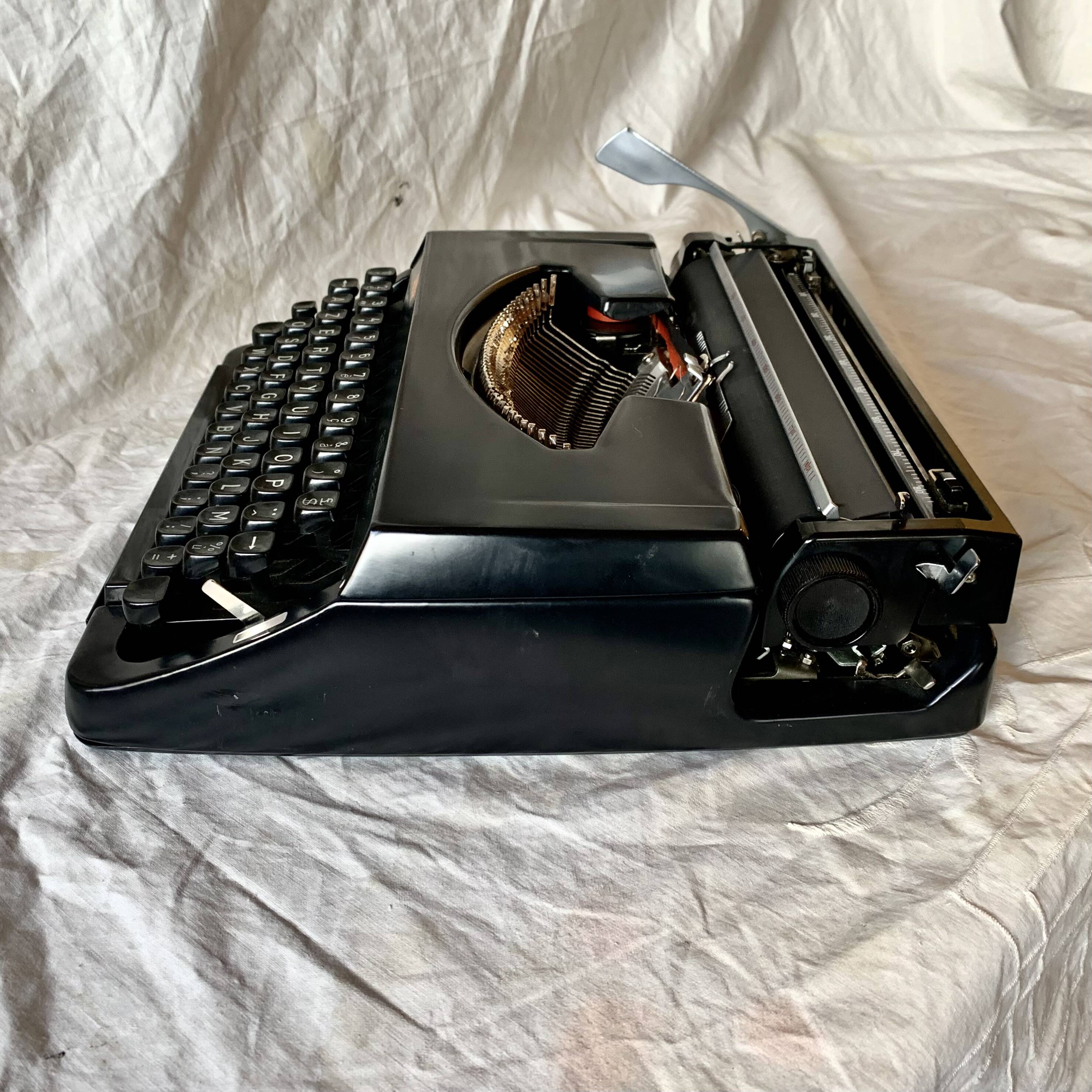 Old Brother 220 Deluxe mechanical typewriter - Made in Japan