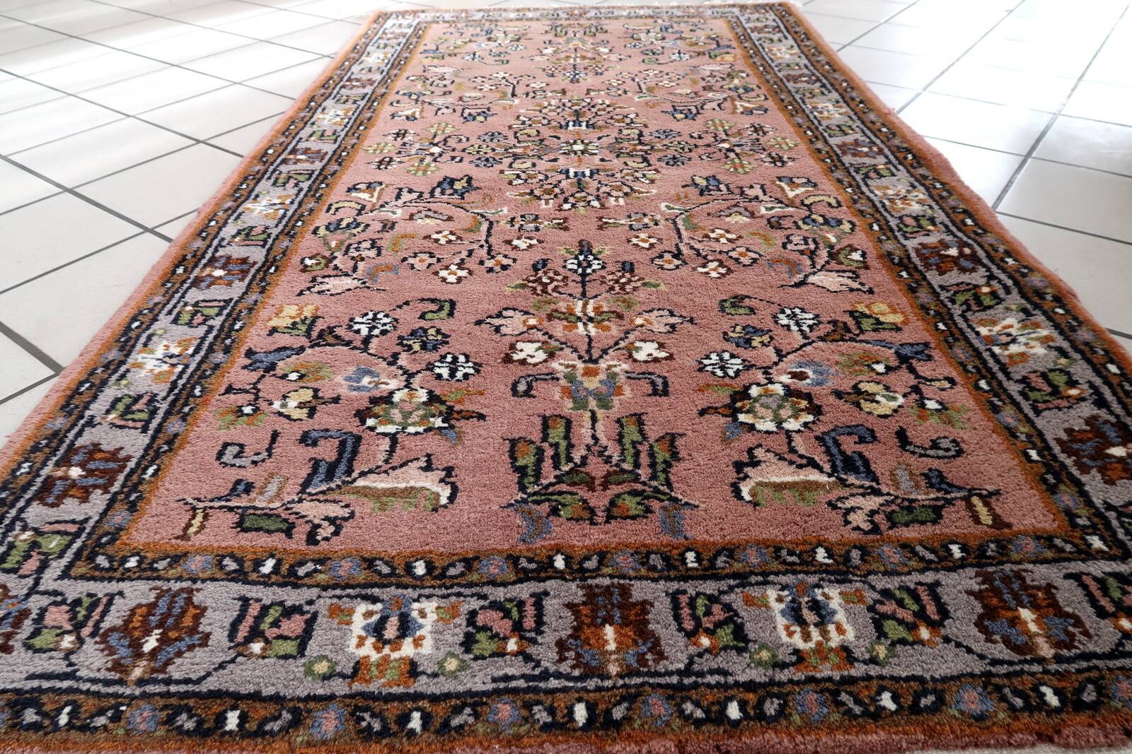 Tapis vintage Seraband à motifs floraux fait main