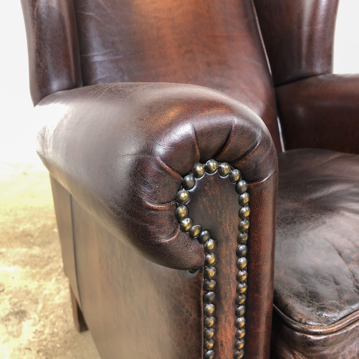 Paire de fauteuils à ailes en cuir de mouton brun foncé vintage