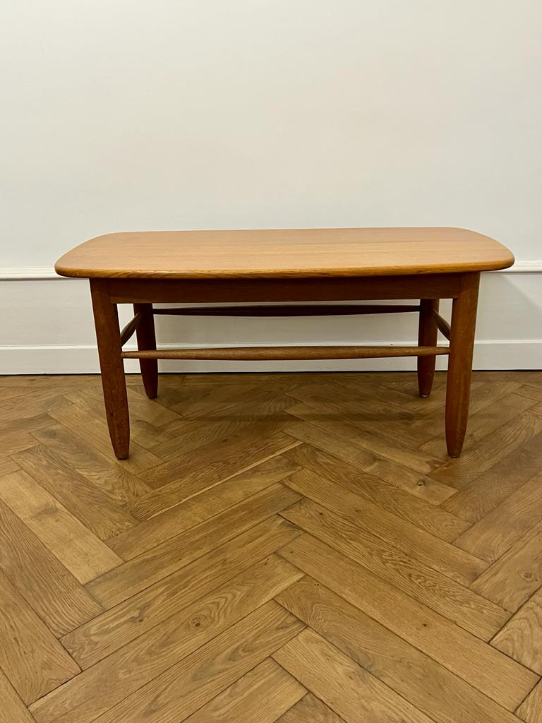 Table basse en chêne massif, travail français, années 1960