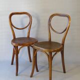 2 Thonet Coeur N°28 bistro chairs in wood, 1925