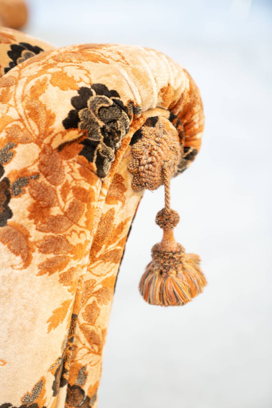 Living room composed of a 3-seater sofa and 2 armchairs, baroque style from the 1970s.