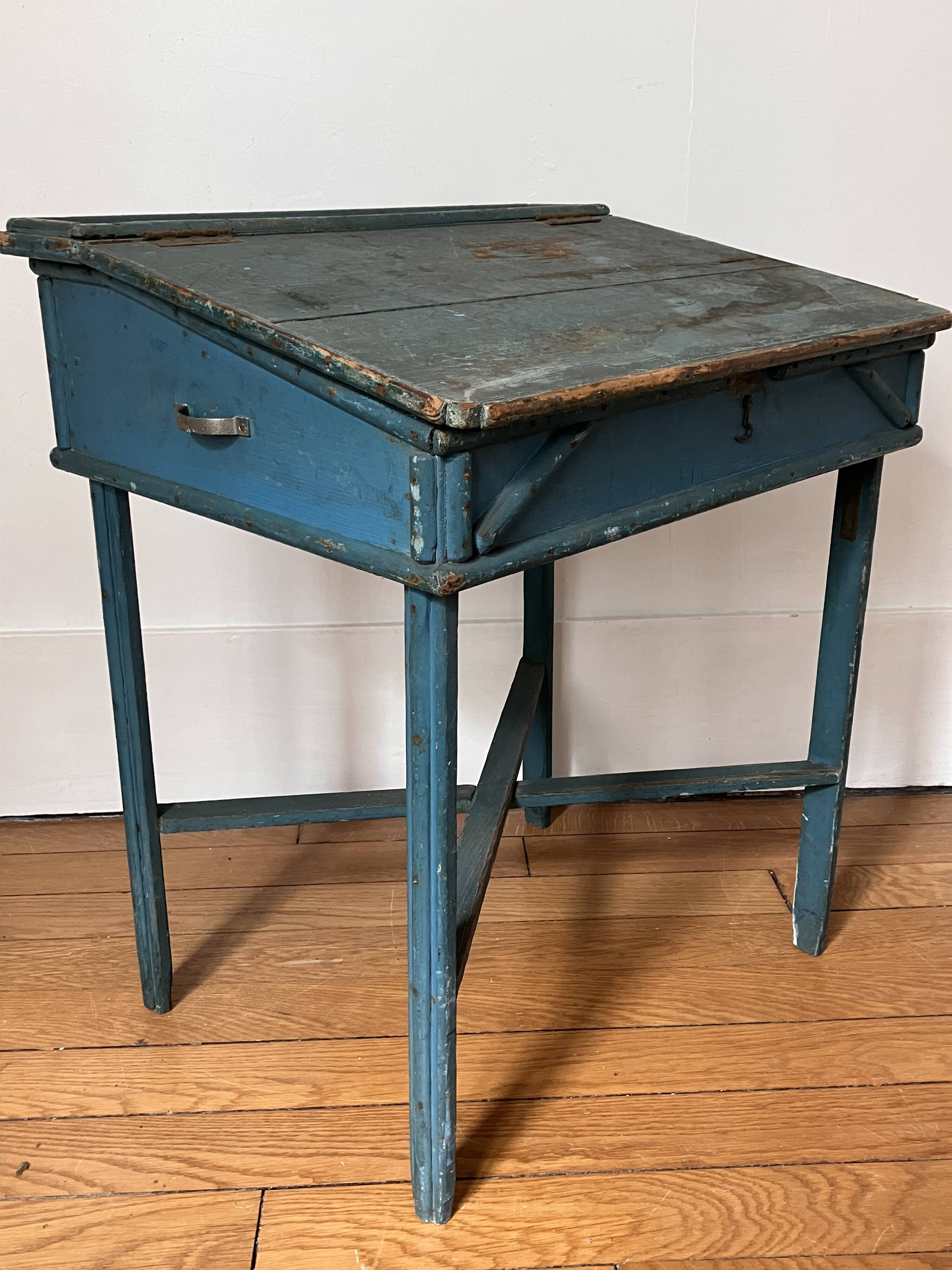 Ancien pupitre d'enfant, bureau