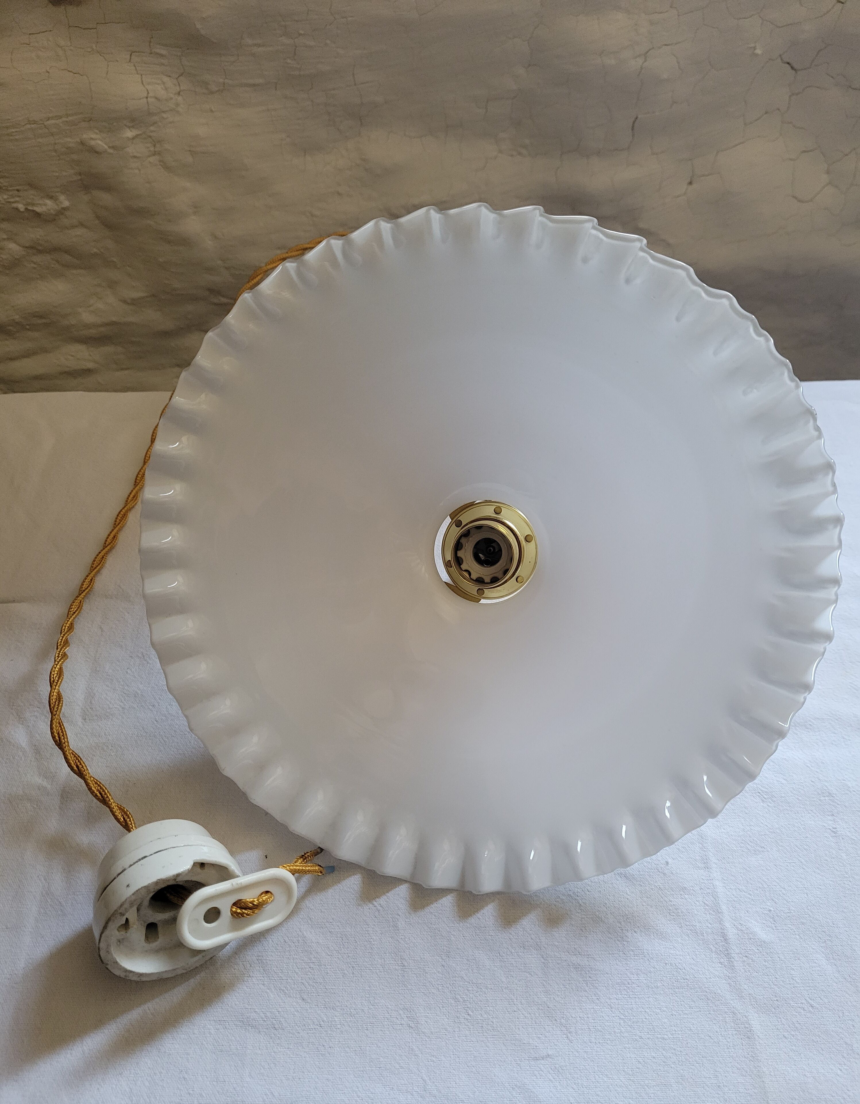 Serrated opaline suspension